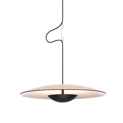 Ginger Pendelleuchte von Marset: Moderne LED-Hängelampe mit Eichenfurnier und schwarzem Diffusor.